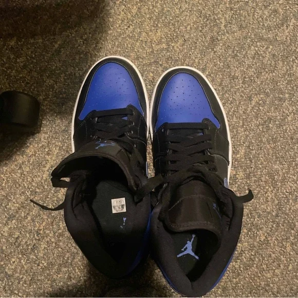 Air Jordan 1 Mid ‘Black Hyper Royal’ - Picture 9 of 9